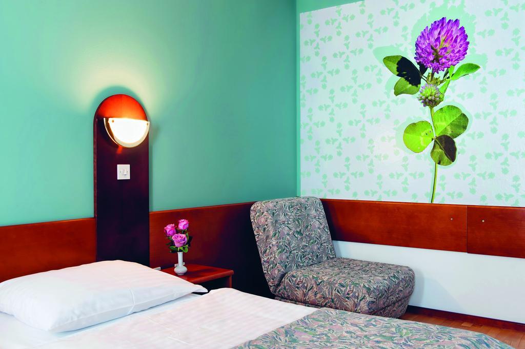 Hotel Tripic, Restaurant And Pizzeria بوينج المظهر الخارجي الصورة